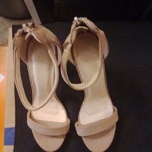 Love Mark size 7 heel shoe